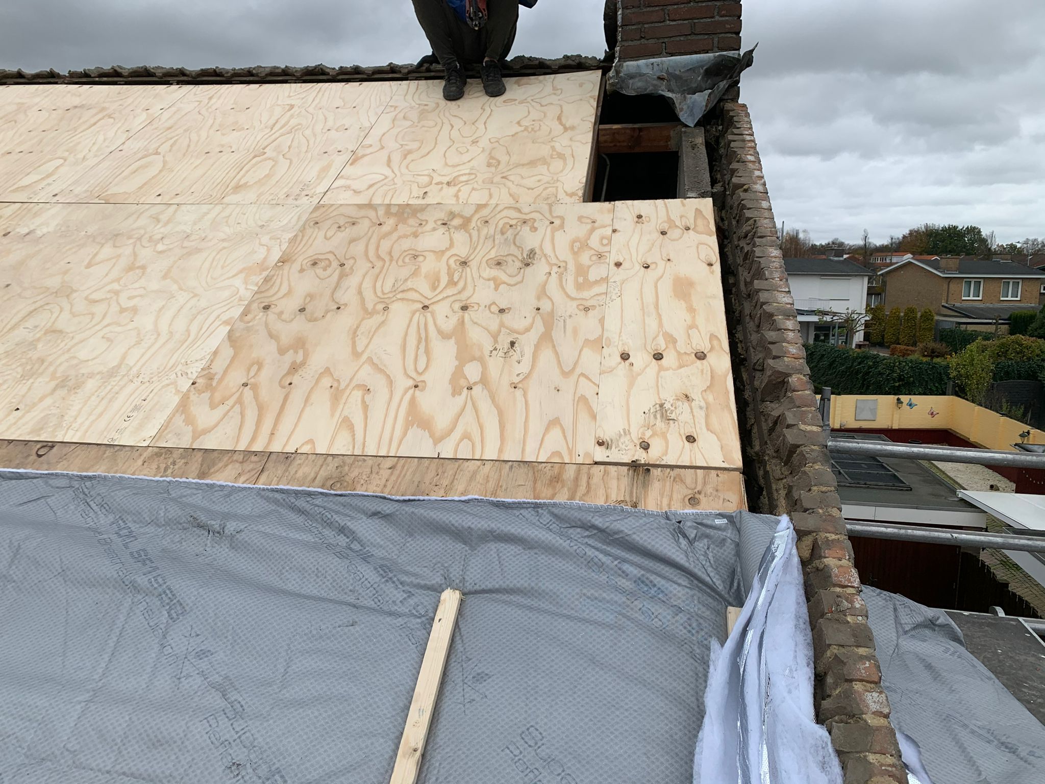Aanbrengen nieuwe dakpannen, tengels, panlatten en dampdoorlatende folie foto 19