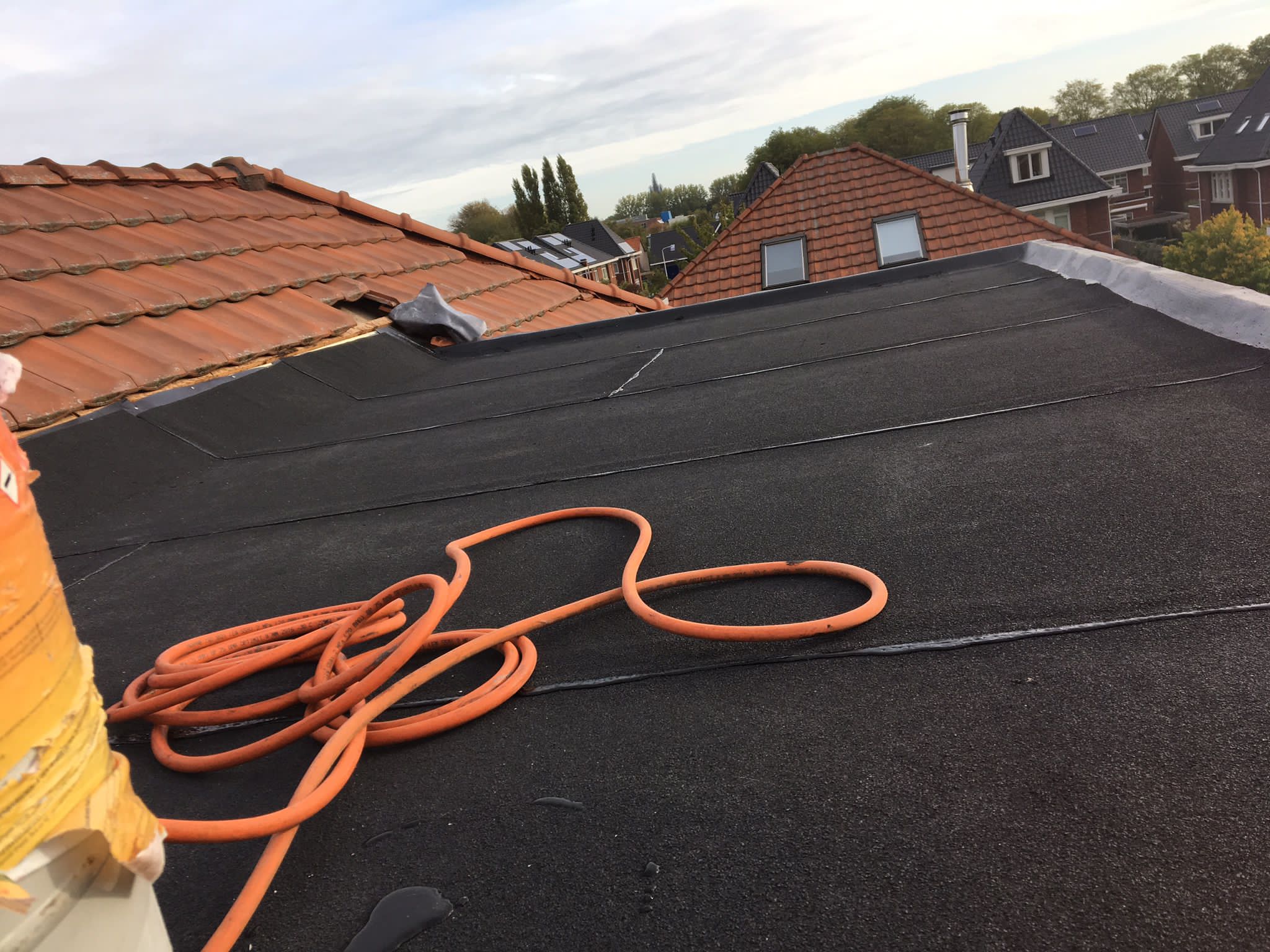 Aanbrengen nieuwe dakpannen, tengels, panlatten en dampdoorlatende folie foto 25