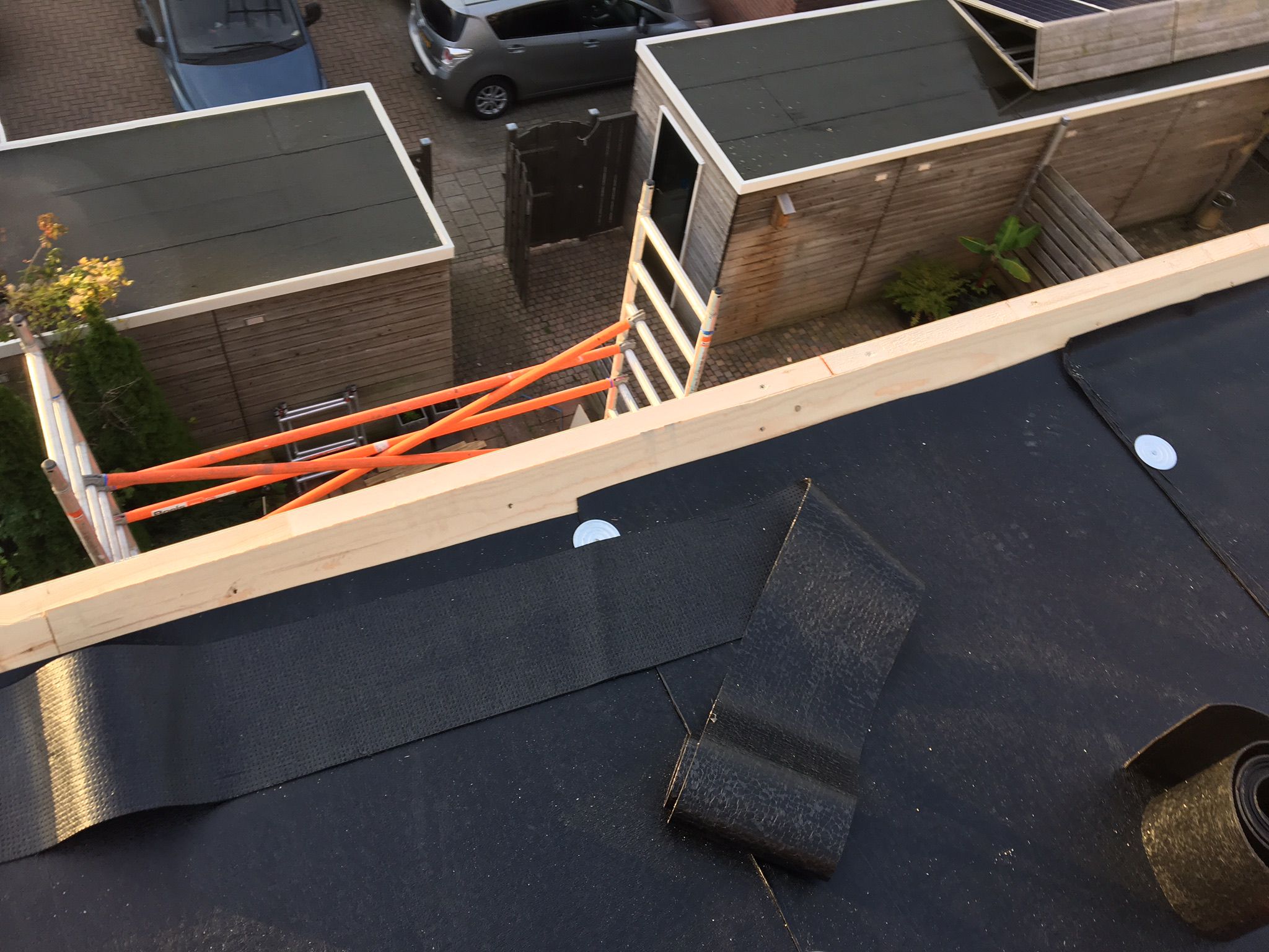 Aanbrengen nieuwe dakpannen, tengels, panlatten en dampdoorlatende folie foto 35