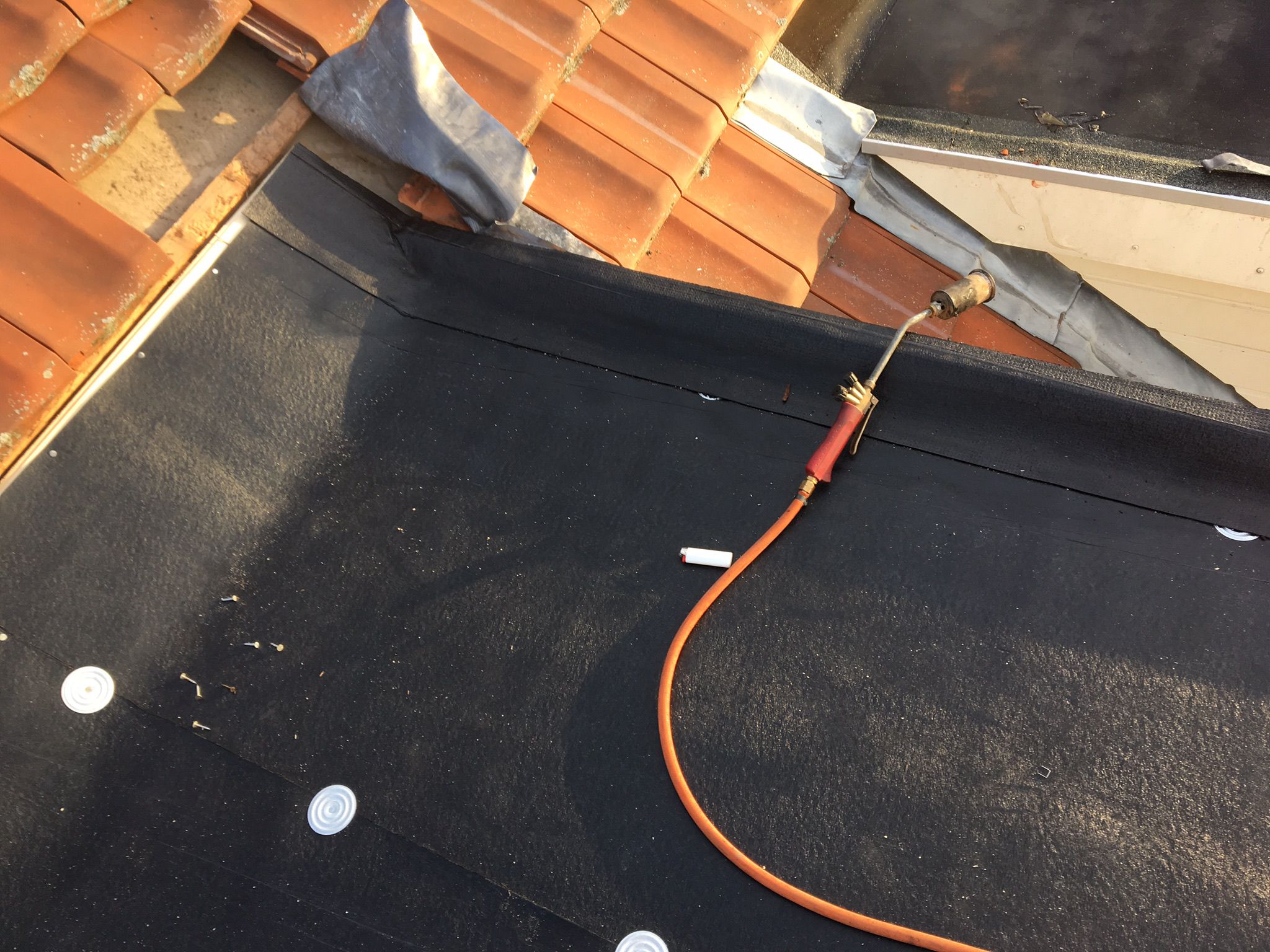 Aanbrengen nieuwe dakpannen, tengels, panlatten en dampdoorlatende folie foto 37