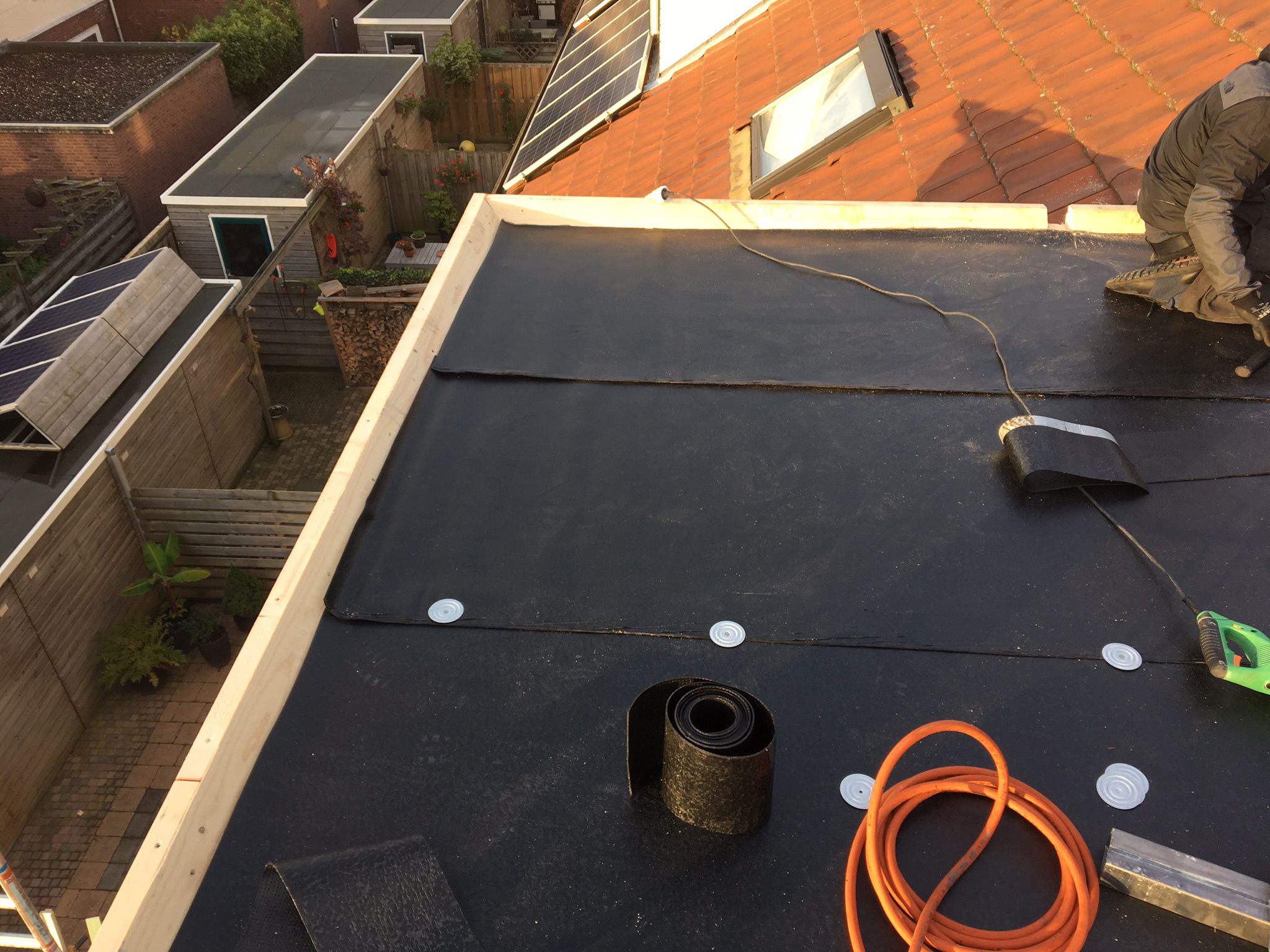Aanbrengen nieuwe dakpannen, tengels, panlatten en dampdoorlatende folie foto 38