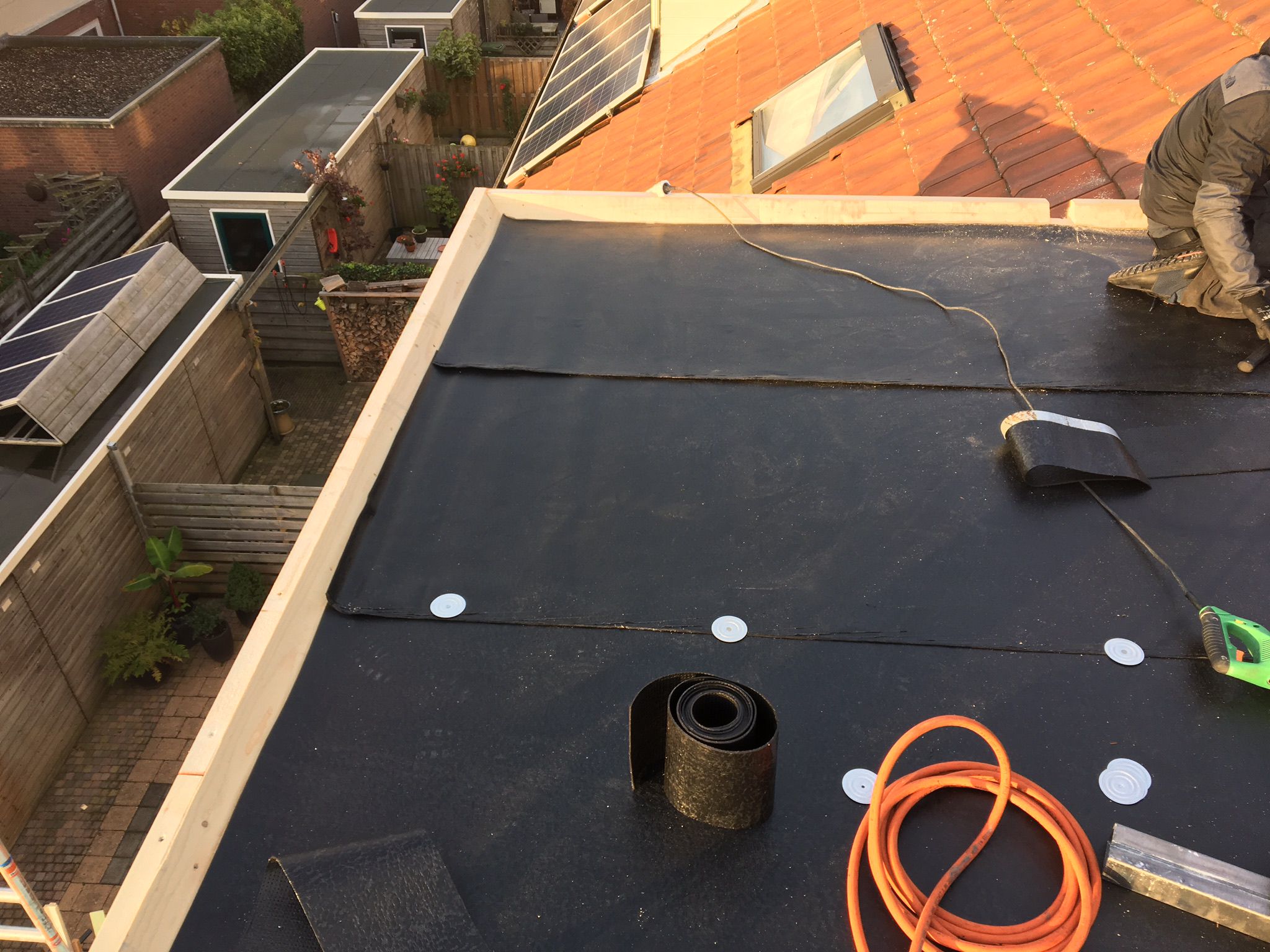 Aanbrengen nieuwe dakpannen, tengels, panlatten en dampdoorlatende folie foto 39