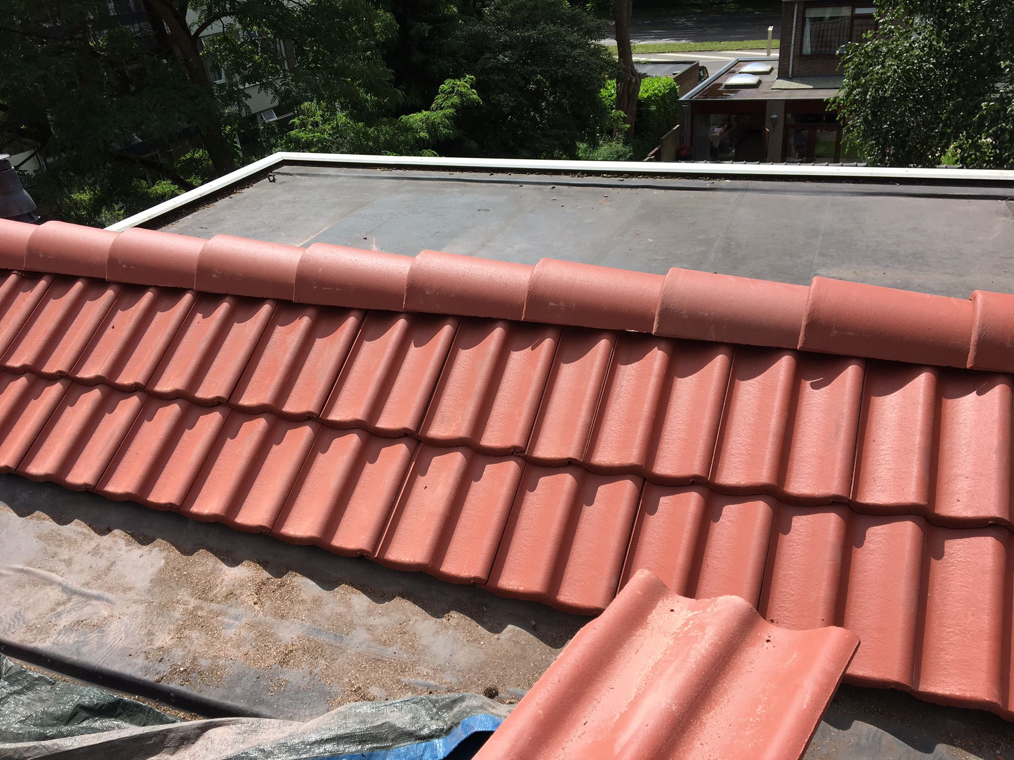 Aanbrengen nieuwe dakpannen, tengels, panlatten en dampdoorlatende folie foto 52