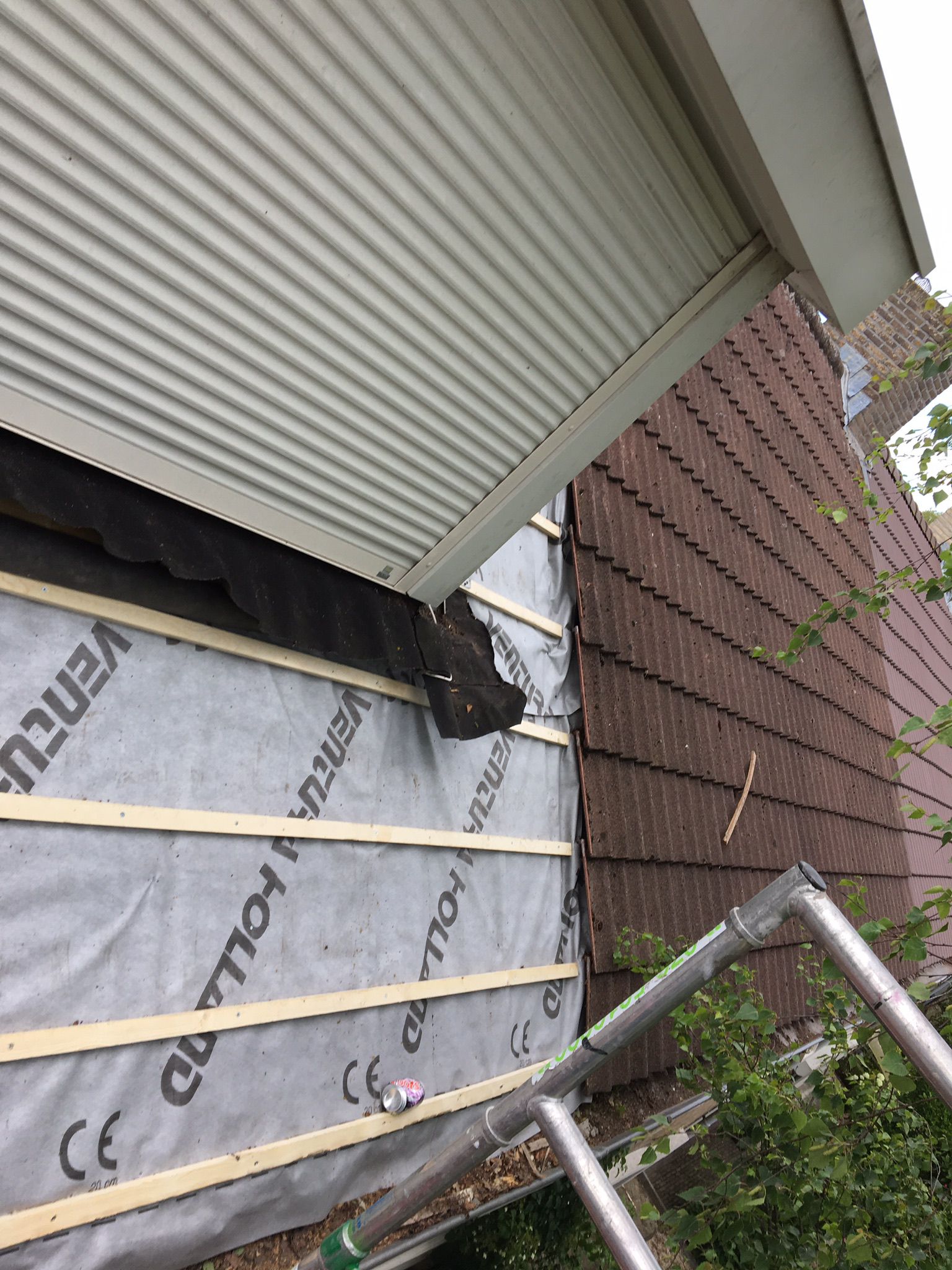 Aanbrengen nieuwe dakpannen, tengels, panlatten en dampdoorlatende folie foto 57
