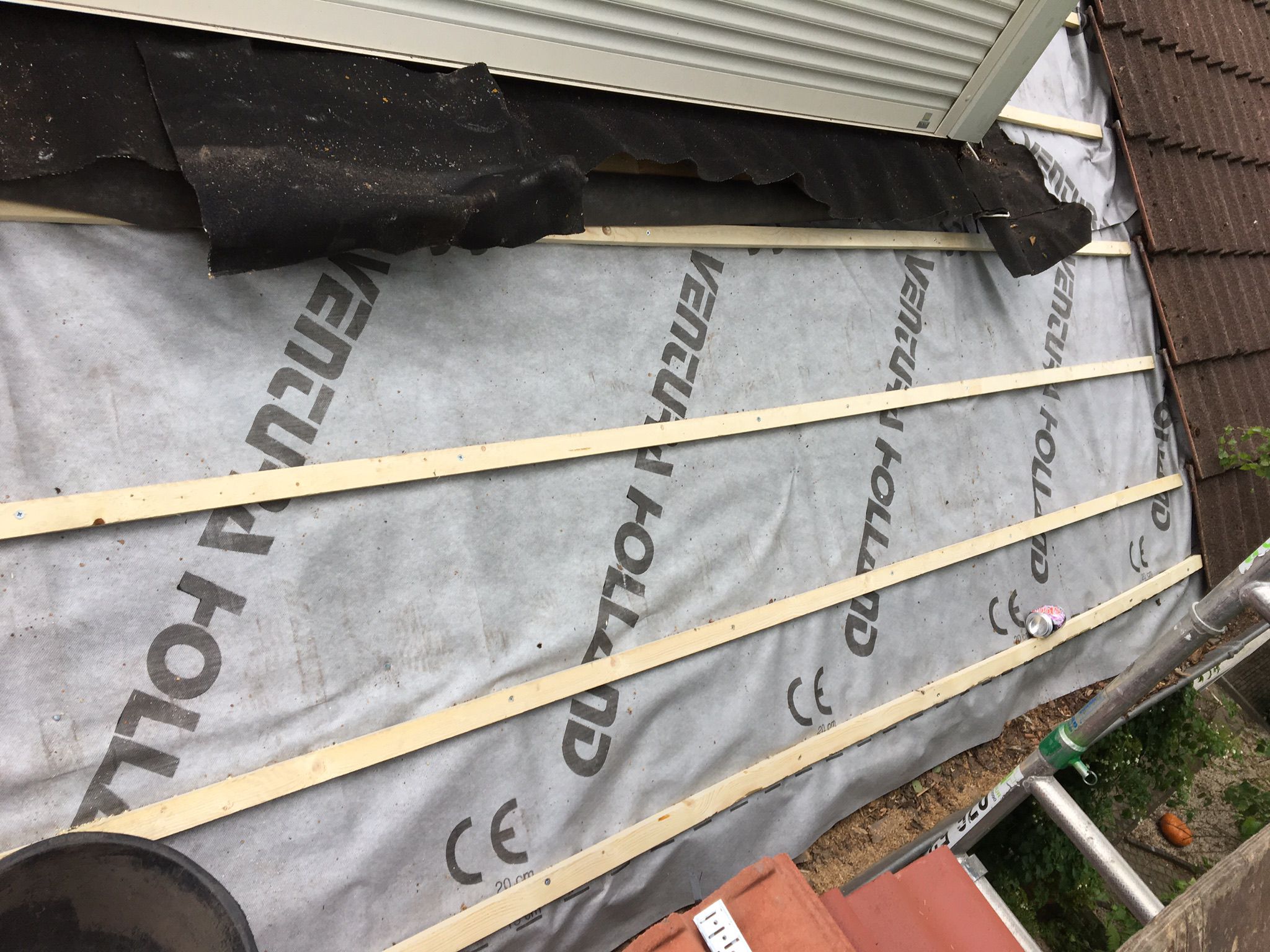 Aanbrengen nieuwe dakpannen, tengels, panlatten en dampdoorlatende folie foto 58