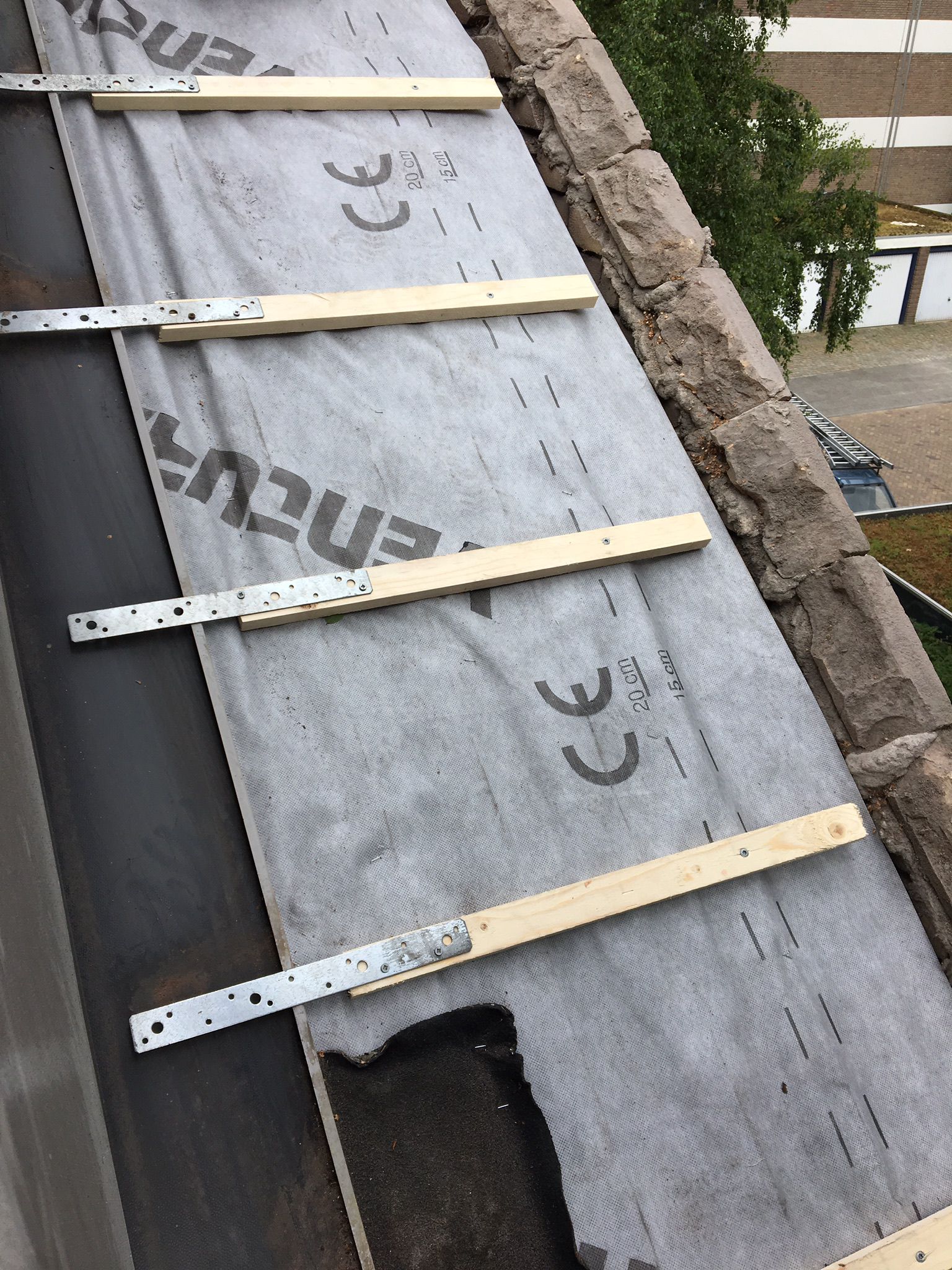 Aanbrengen nieuwe dakpannen, tengels, panlatten en dampdoorlatende folie foto 65