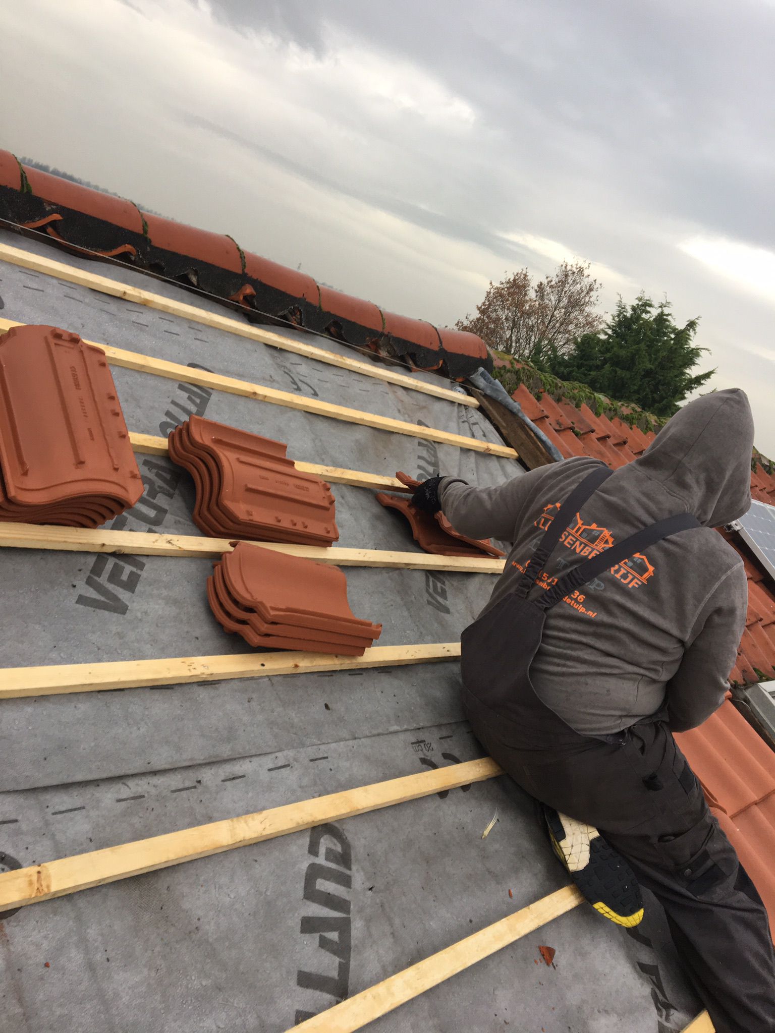 Aanbrengen nieuwe dakpannen, tengels, panlatten en dampdoorlatende folie foto 73