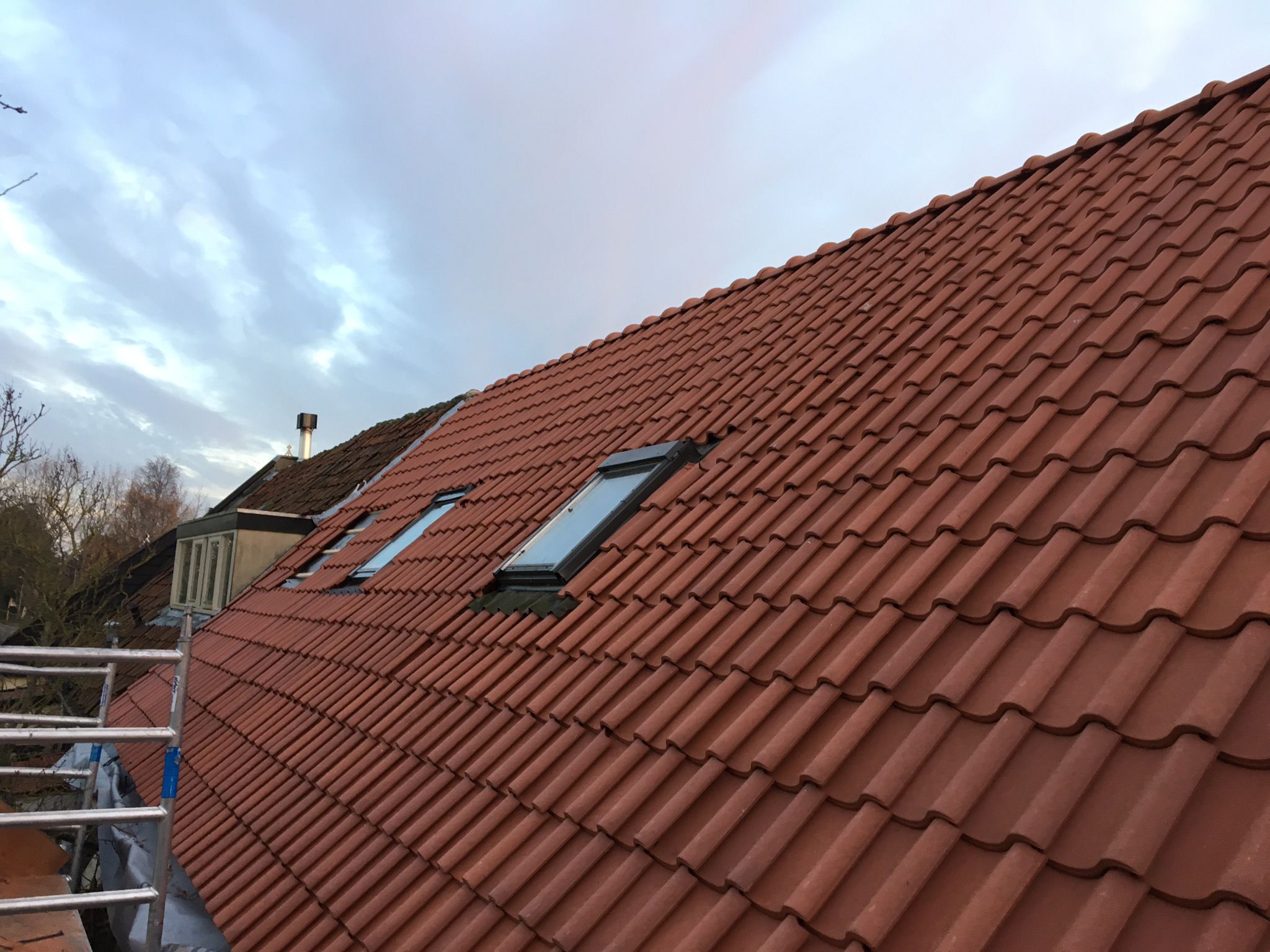 Aanbrengen nieuwe dakpannen, tengels, panlatten en dampdoorlatende folie foto 77