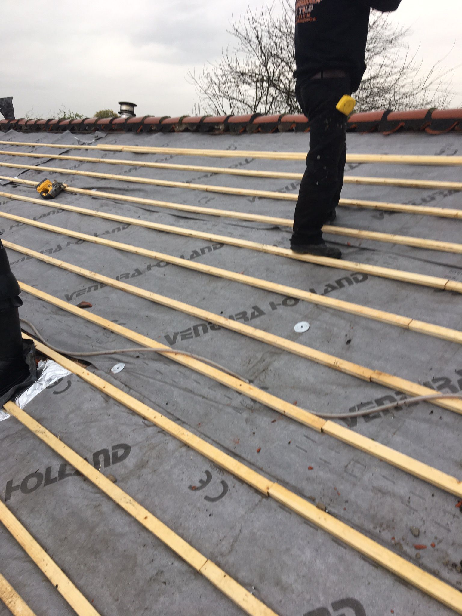 Aanbrengen nieuwe dakpannen, tengels, panlatten en dampdoorlatende folie foto 79