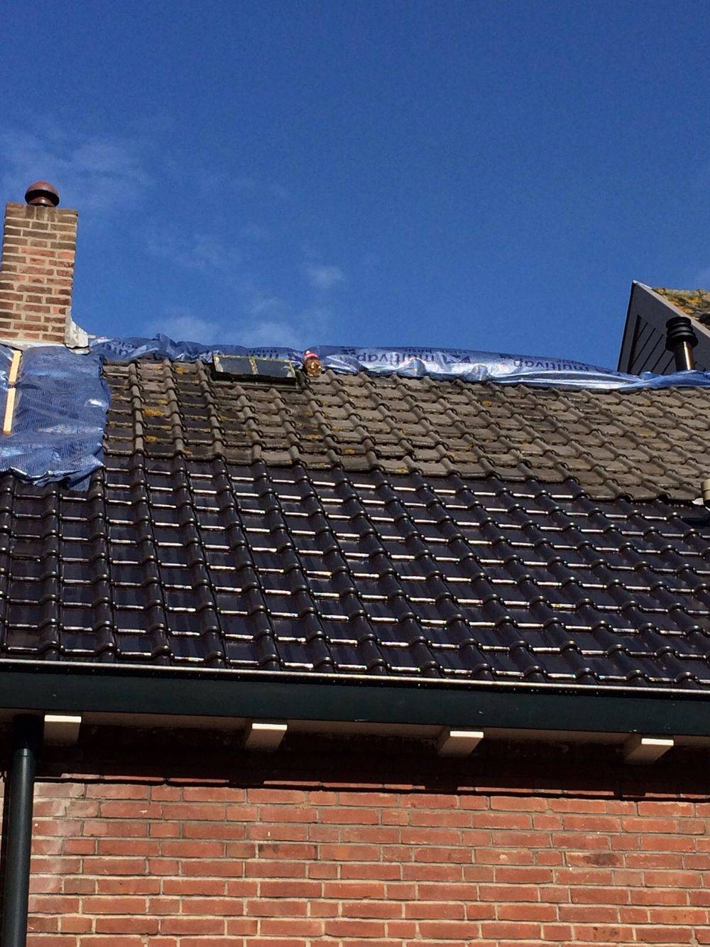 Aanbrengen nieuwe dakpannen, tengels, panlatten en dampdoorlatende folie